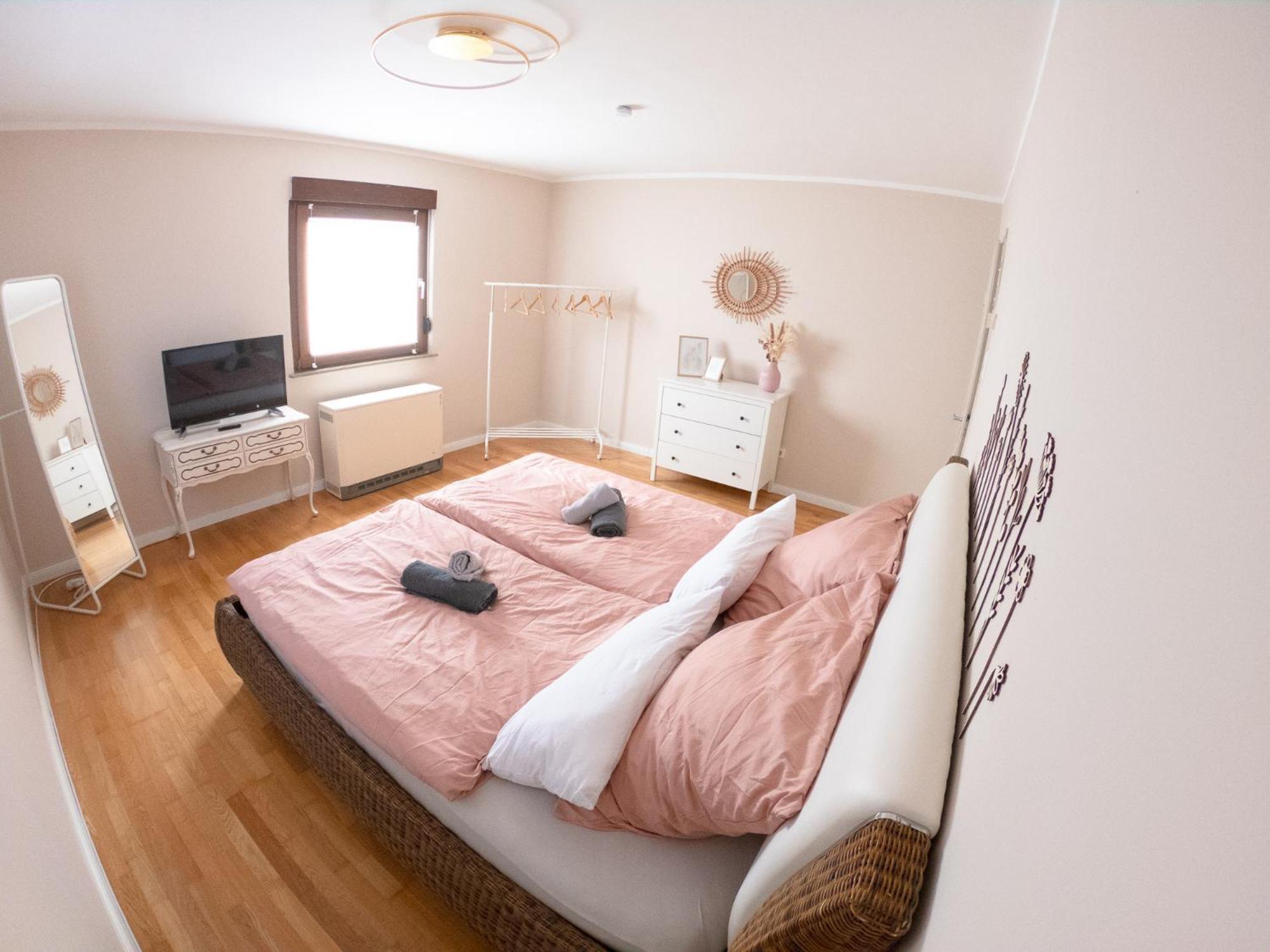 Happybnb Apartment Mit Sonniger Terrasse Lochgau Kültér fotó